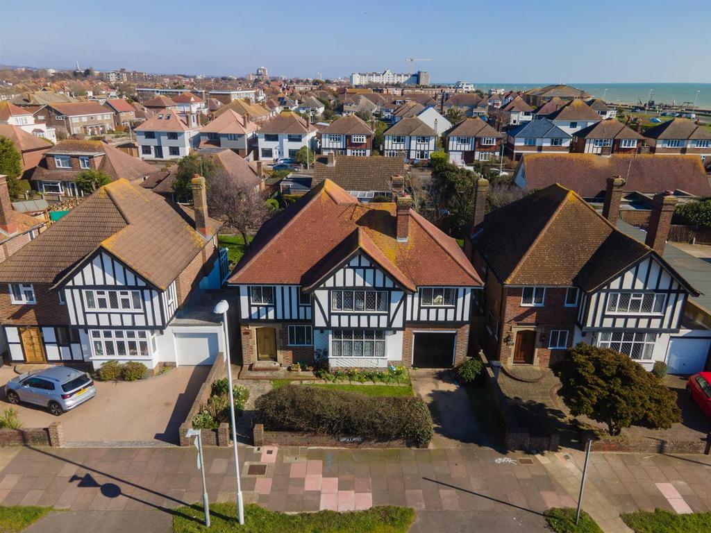 V Avenue, Worthing 5 bed detached house £900,000