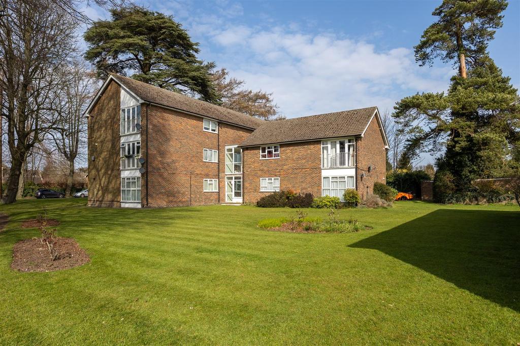 Courtlands Crescent, Banstead 2 bed apartment £325,000