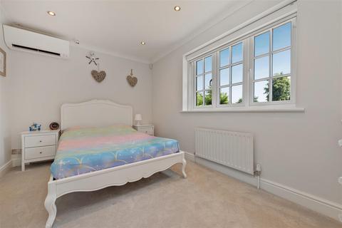 17 Holmes Close, Ascot, SL5 9TJ