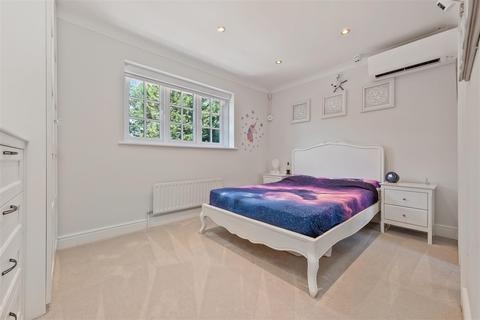 17 Holmes Close, Ascot, SL5 9TJ