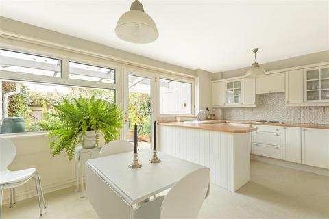 8 Avington Close, Guildford, GU1 1SL