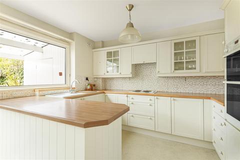 8 Avington Close, Guildford, GU1 1SL