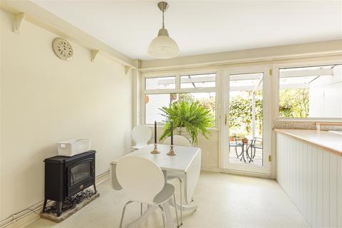 8 Avington Close, Guildford, GU1 1SL