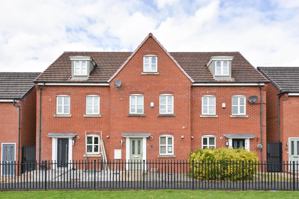 Jennings Park Avenue, Abram, Wigan... 3 bed mews £180,000