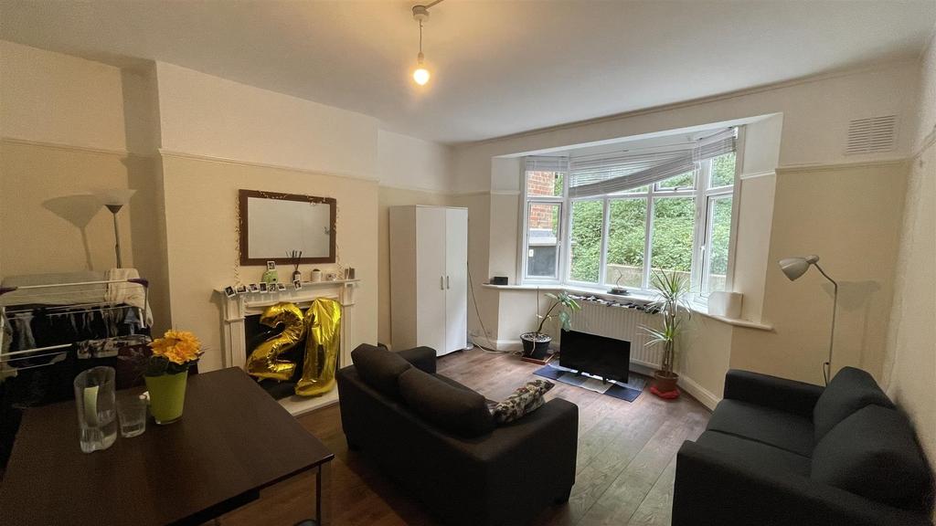 Frognal Court, Finchley Road, London NW3 3 bed flat £2,250 pcm (£519 pw)