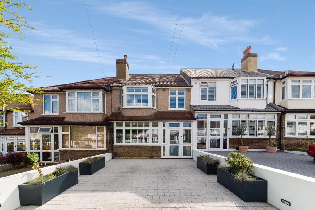 Ardrossan Gardens, Worcester Park 3 bed terraced house £650,000
