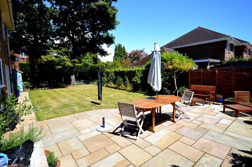 50a Brook Avenue, New Milton, Hampshire. BH25 5HD 4 bed detached house