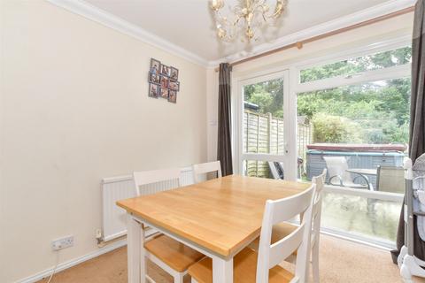 14 Wealdon Close, Southwater, Horsham, RH13 9HP