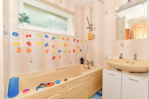 14 Wealdon Close, Southwater, Horsham, RH13 9HP
