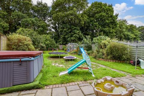 14 Wealdon Close, Southwater, Horsham, RH13 9HP