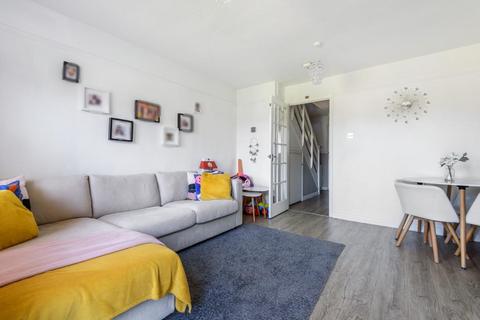 2 bedroom terraced house to rent, Batchelor Close,  Aylesbury,  HP20