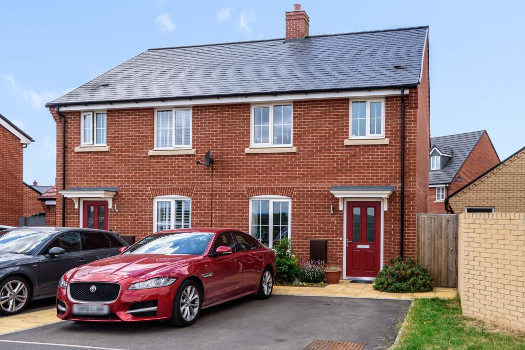 Berryfields, Aylesbury, HP18 3 bed semidetached house £1,650 pcm (£