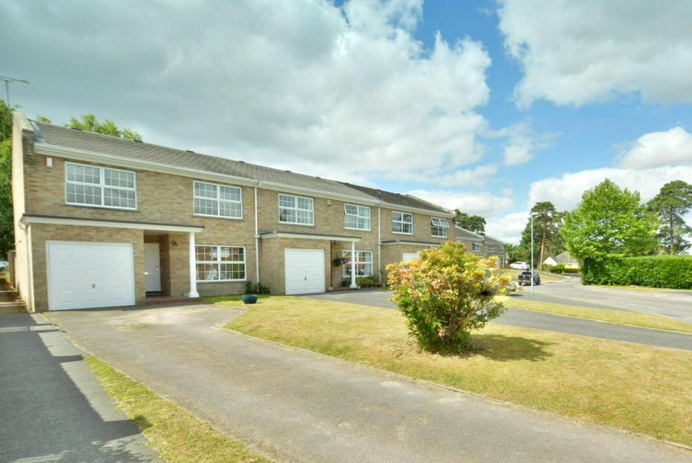 Cannon Hill Gardens, Colehill, Dorset, BH21 2TA 4 bed end of terrace