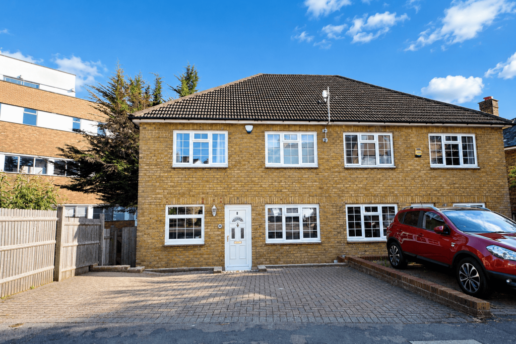 4 bedroom semi-detached house to rent