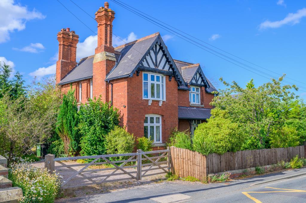 Burley Gate, Herefordshire, HR1 3 bed detached house £400,000