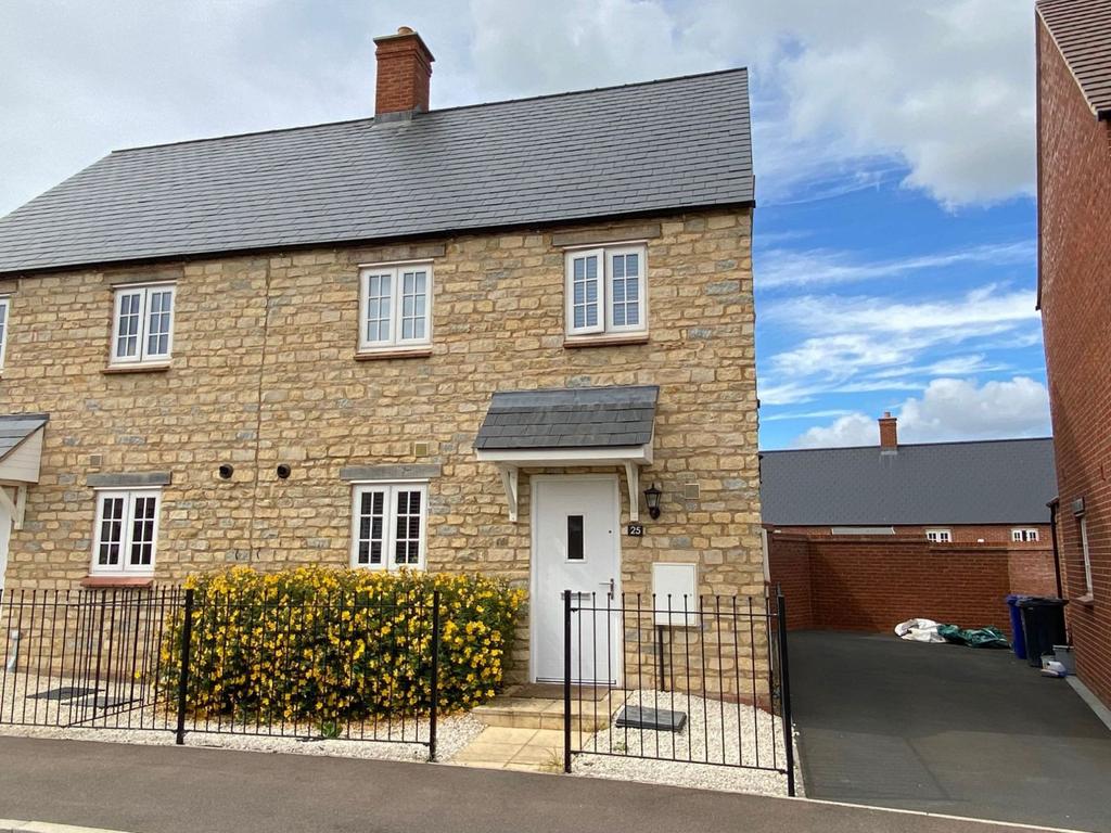 Pianoforte Road, Roade, Northampton NN7 2QN 3 bed semidetached house