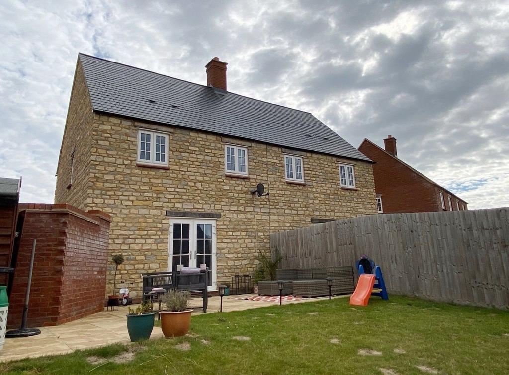 Pianoforte Road, Roade, Northampton NN7 2QN 3 bed semidetached house