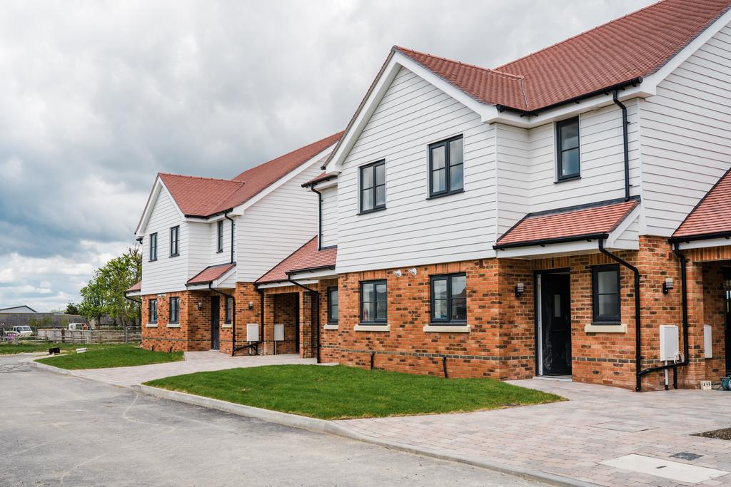 Close, Polegate BN26 3 bed semidetached house £1,425 pcm (£