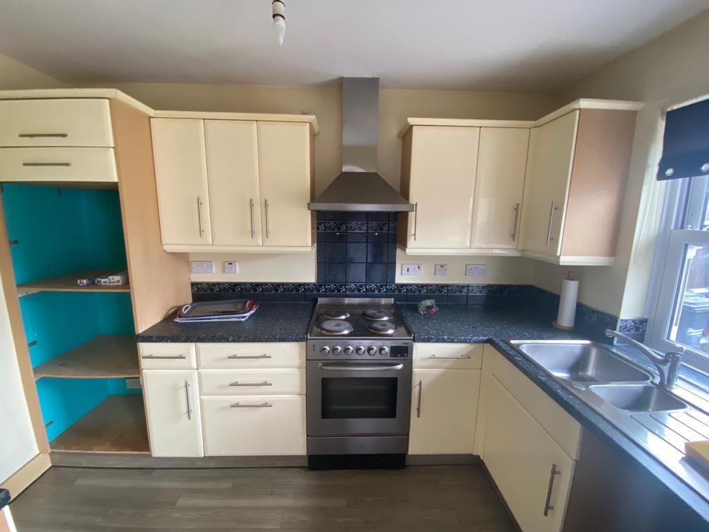Mill Lane, Cheshunt EN8 4 bed end of terrace house £1,700 pcm (£392 pw)