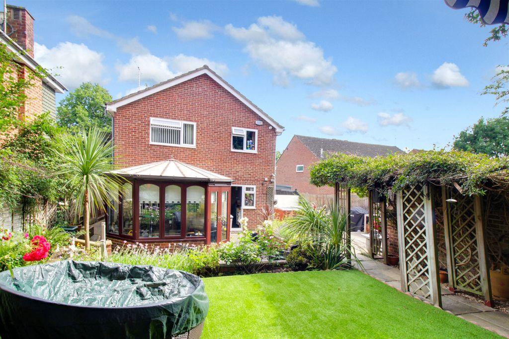 Broom Grove, Knebworth SG3 6BZ 4 bed detached house £675,000