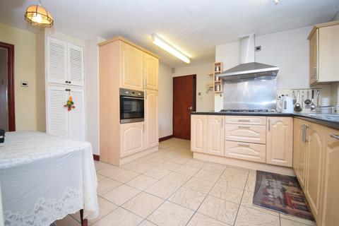 4 bedroom semi-detached house for sale - Colchester Road, Leicester, LE5