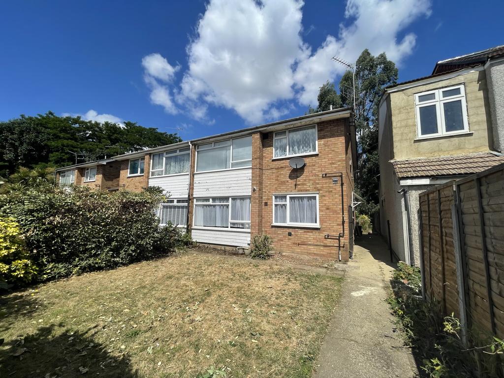new-north-road-hainault-ig6-2-bed-ground-floor-maisonette-325-000