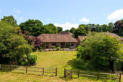 Elmwood Badgers Holt, Storrington, Pulborough, RH20 3ET