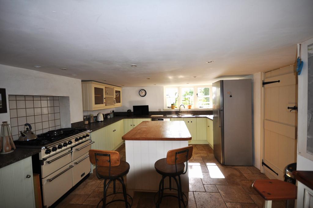 West Grafton. Marlborough, Wiltshire SN8 4 bed cottage £2,750 pcm (£