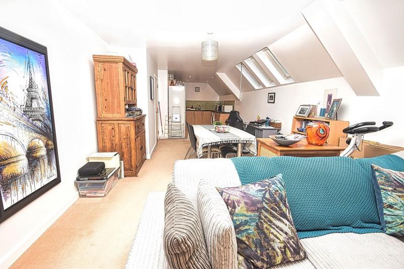 Brighton Road, Lower Kingswood... 1 bed flat £250,000