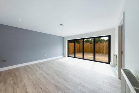 2 bedroom detached bungalow for sale - Horley, Surrey, RH6