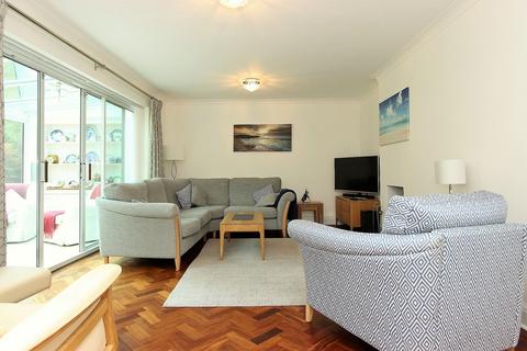 3 Heights Close, Banstead, SM7 1DR