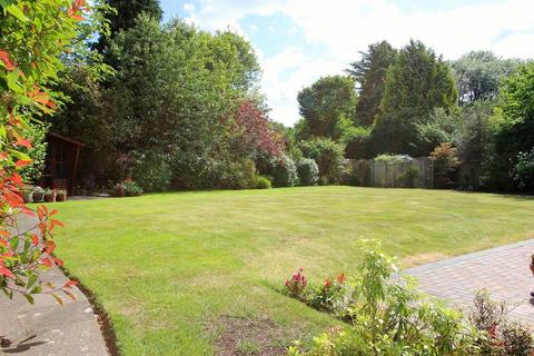 3 Heights Close, Banstead, SM7 1DR