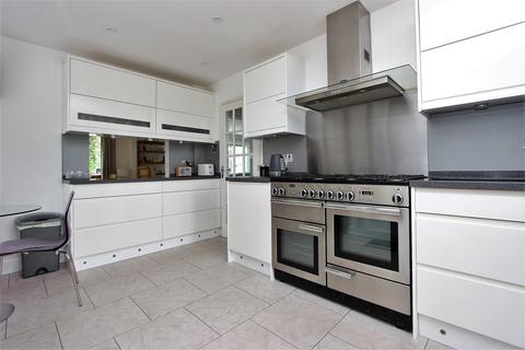 3 Heights Close, Banstead, SM7 1DR