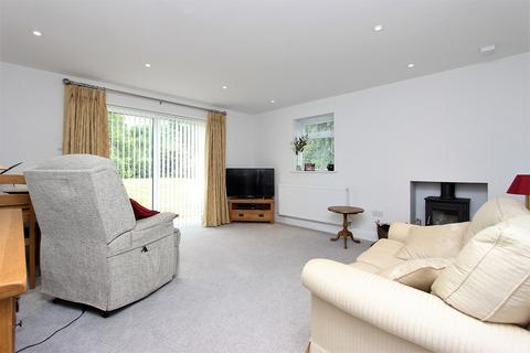 3 Heights Close, Banstead, SM7 1DR