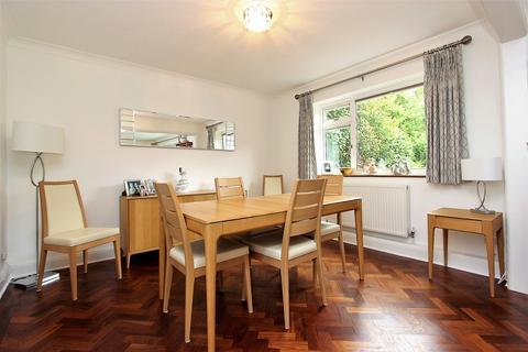 3 Heights Close, Banstead, SM7 1DR