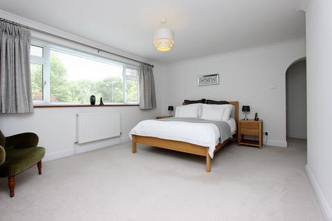 3 Heights Close, Banstead, SM7 1DR