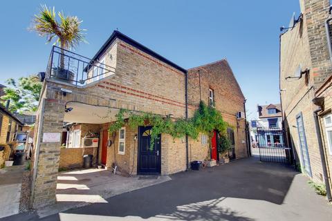 2 bedroom ground floor maisonette to rent, High Street, Hampton Wick