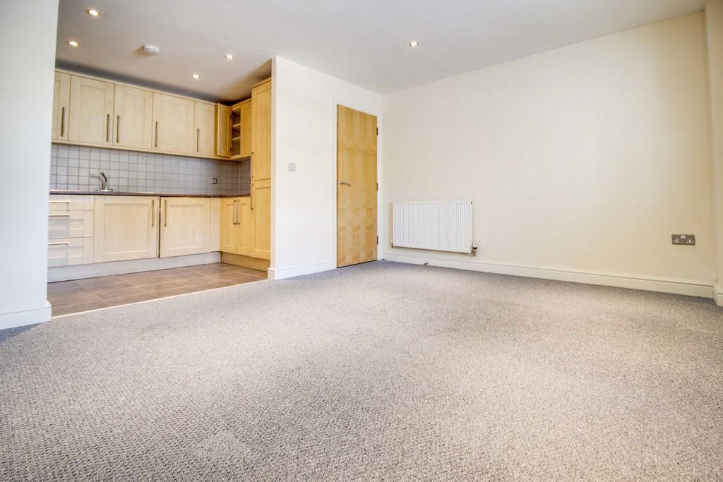 Swindon Street, Highworth 2 bed apartment £775 pcm (£179 pw)