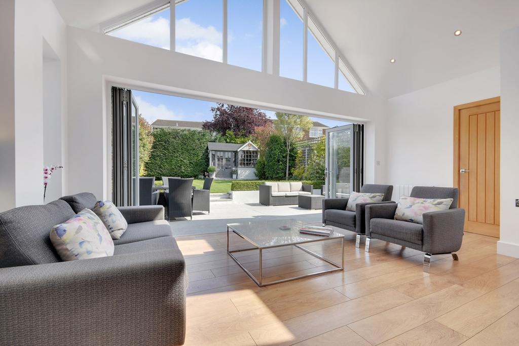 Hunts Mead, Billericay, CM12 3 bed semidetached house £675,000