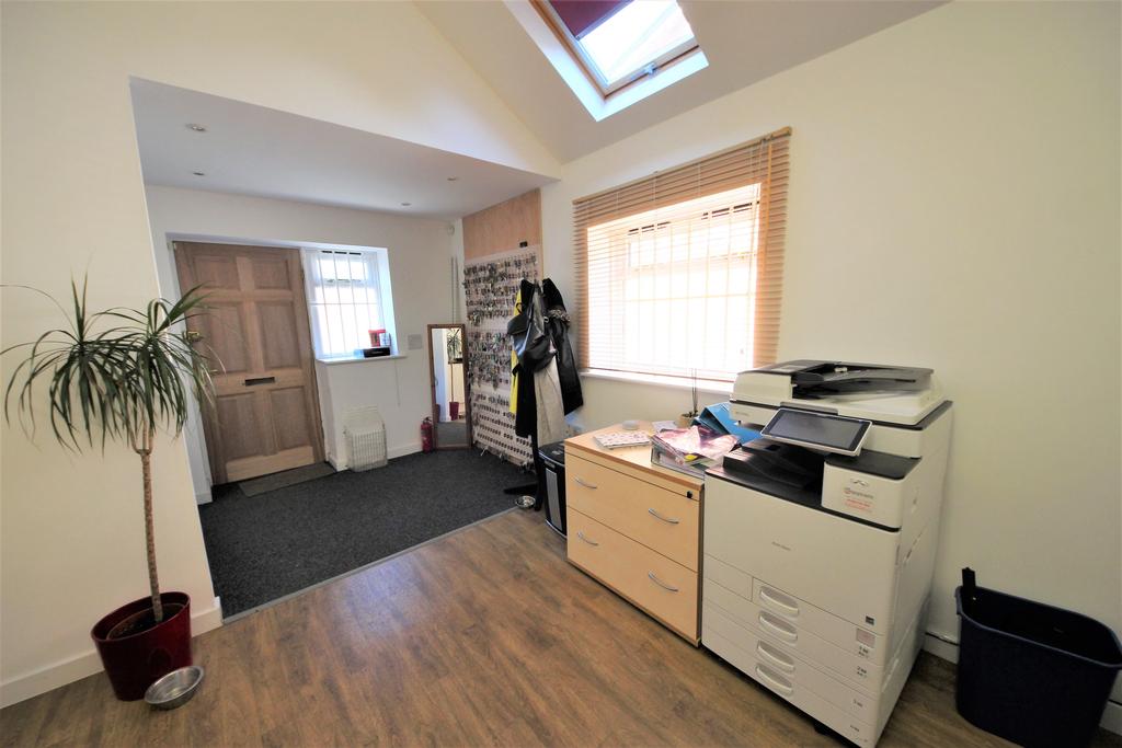 Bryanstone Walk, Winton Banks, Bournemouth Property £750 pcm (£173 pw)