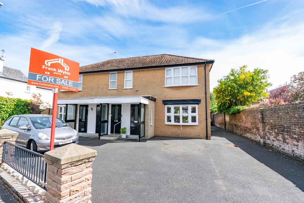 Henry Street, Lytham, FY8 2 bed apartment £230,000