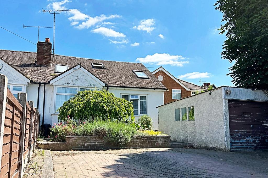 Sheering Lower Road, Sawbridgeworth, CM21 5 bed chalet £550,000