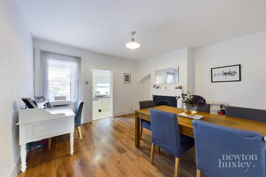 Hurst Road, West Molesey 3 bed terraced house £500,000