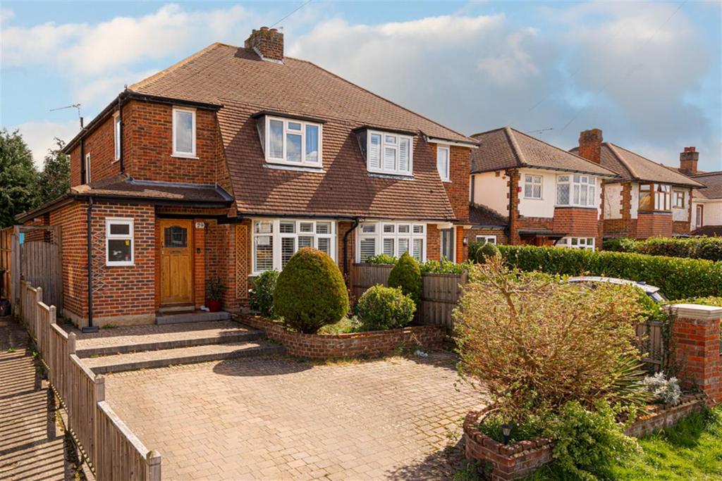 Common Road, Claygate 3 bed semidetached house £800,000