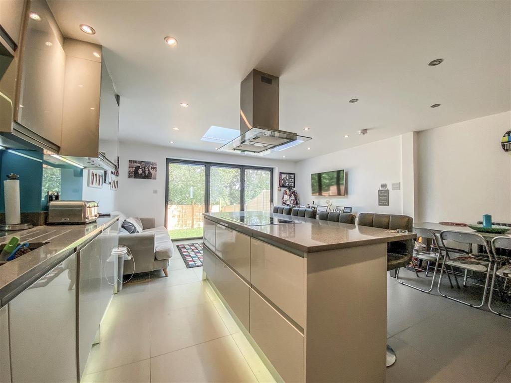 Ivinghoe Road, Bushey 4 bed townhouse for sale £675,000