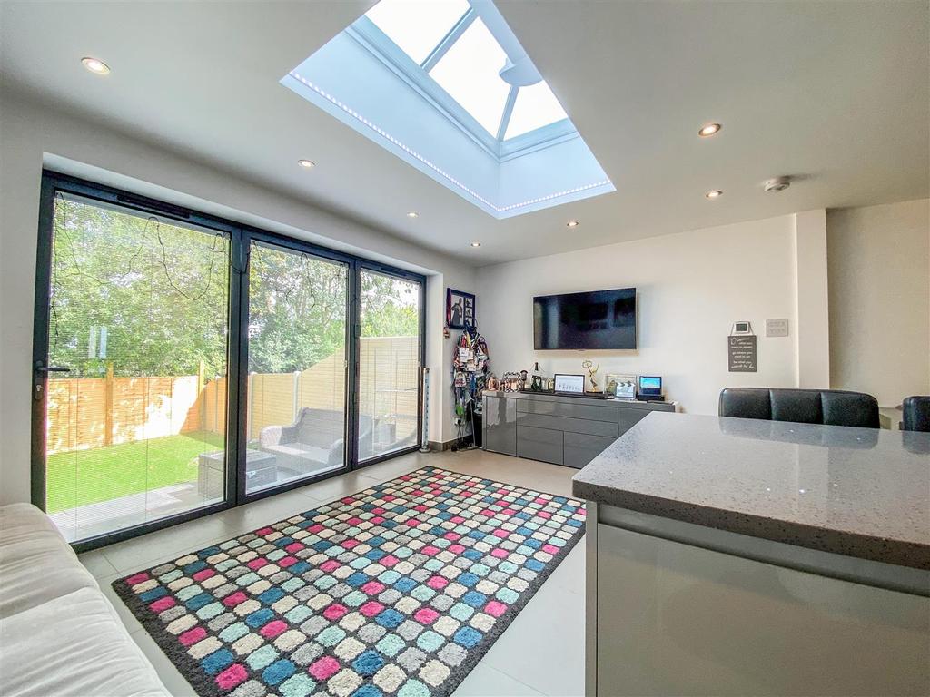 Ivinghoe Road, Bushey 4 bed townhouse £675,000