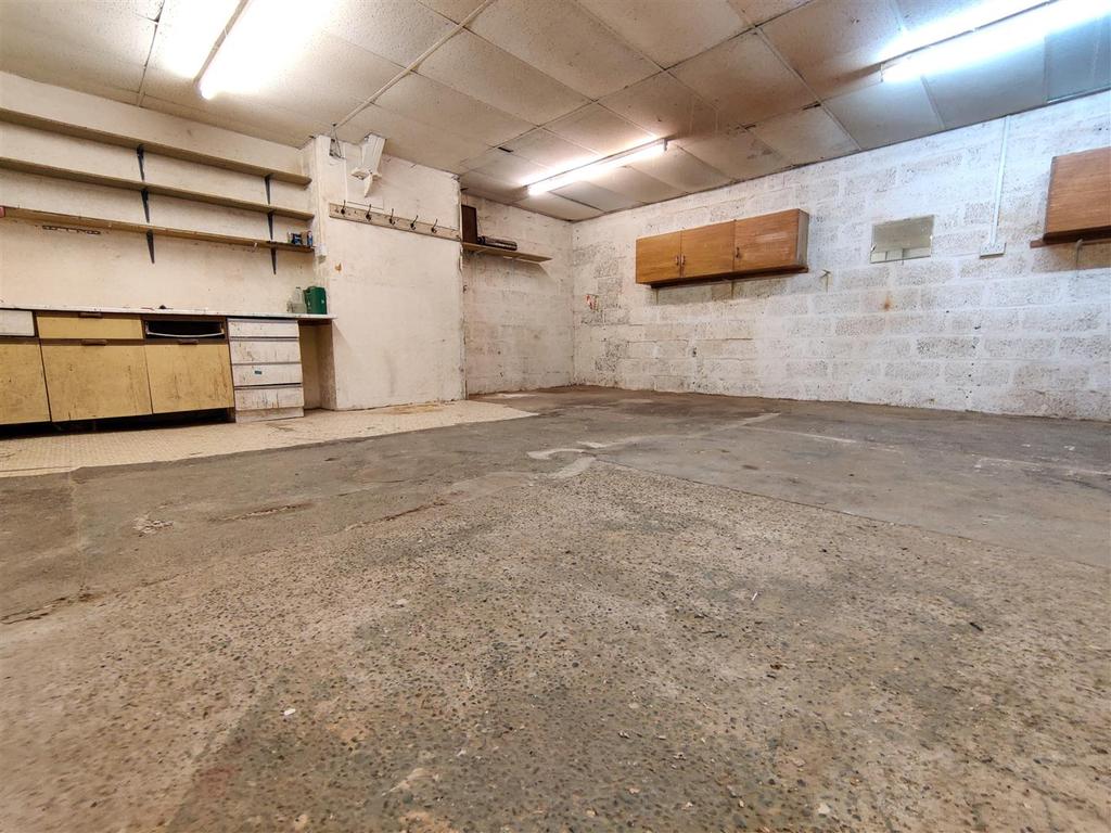 Colne Valley Business Park, Linthwaite & retail space £300