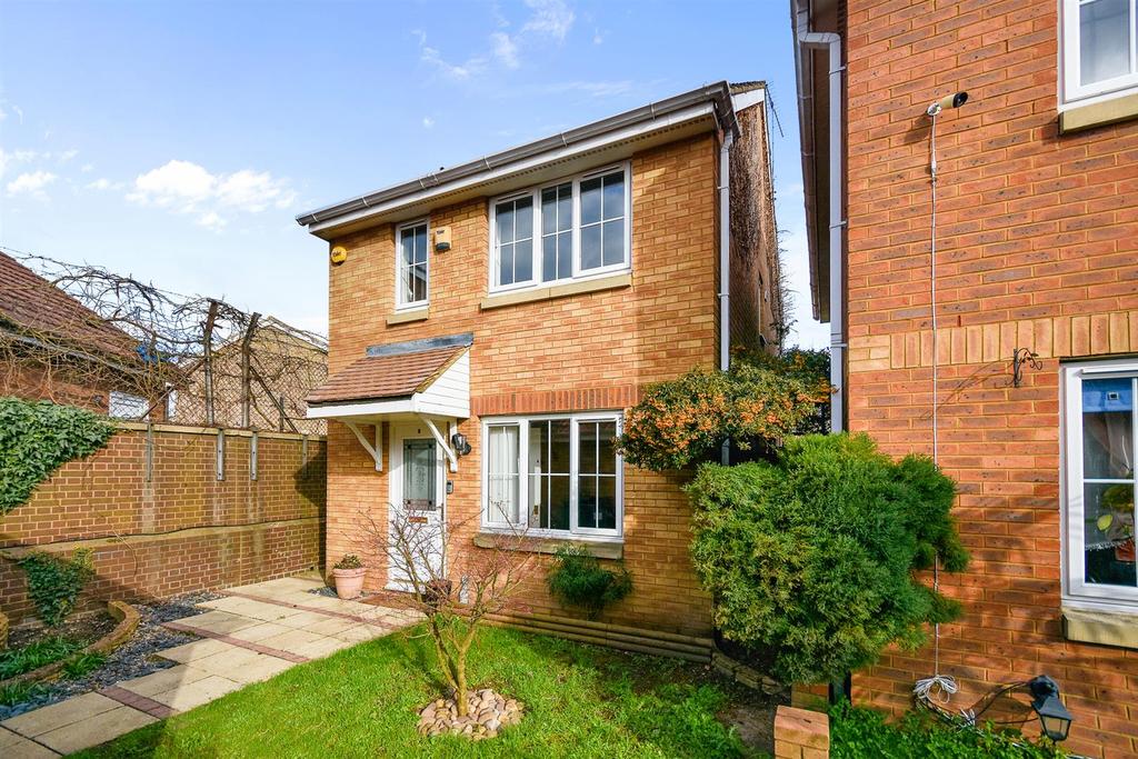 Formby Close, Slough 2 bed house £1,600 pcm (£369 pw)