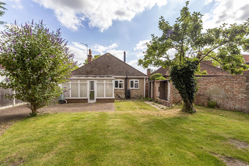 Green Lane, Chertsey 2 bed detached bungalow for sale £600,000