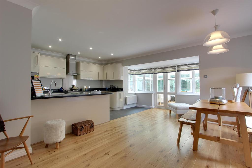 Vicarage Road, Pitstone, Buckinghamshire 4 bed detached house £775,000